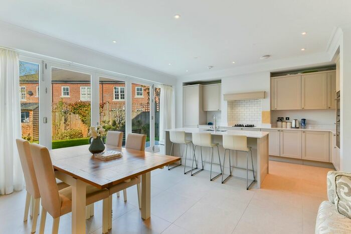 4 Bedroom Property To Rent In Barrons Chase, Richmond, TW10