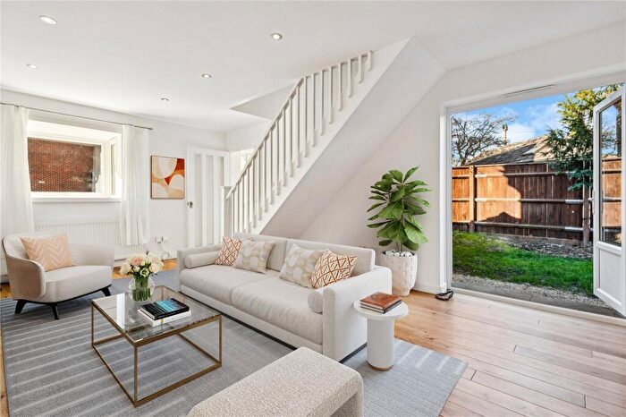 2 Bedroom Detached House For Sale In Linnet Mews, SW12