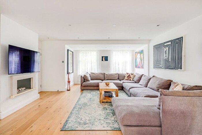 4 Bedroom Property To Rent In Raeburn Close, Hampstead Garden Suburb, NW11