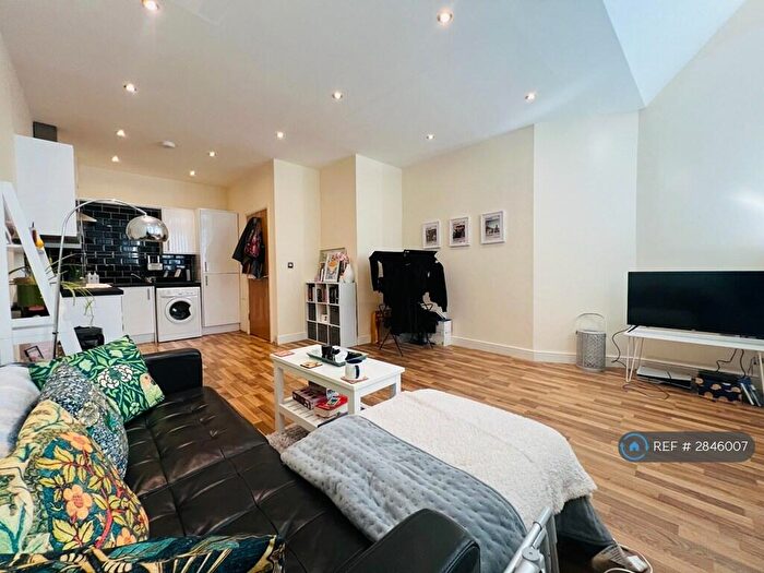 1 Bedroom Flat To Rent In Richardshaw Lane, Pudsey, LS28