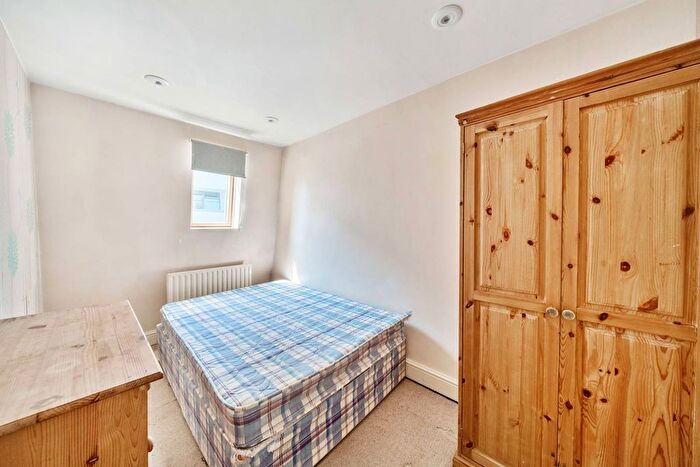 2 Bedroom Flat To Rent In Camberwell Road, Camberwell, London, SE5