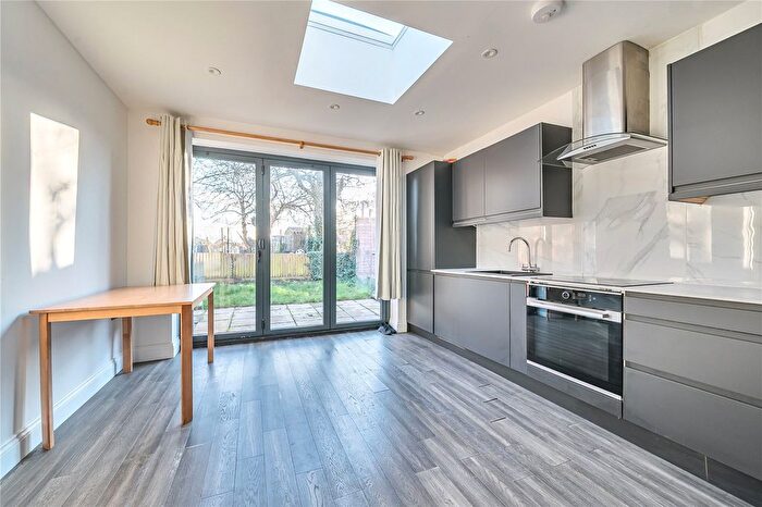 2 Bedroom Maisonette For Sale In Farndale Avenue, Palmers Green, London, N13