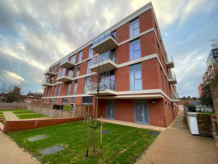 2 Bedroom Flat To Rent In Finsbay Court, The Oaks, Acton, W3