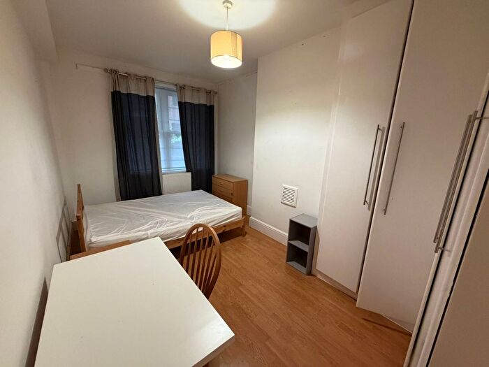 3 Bedroom Flat To Rent In Swan Mead, London, SE1