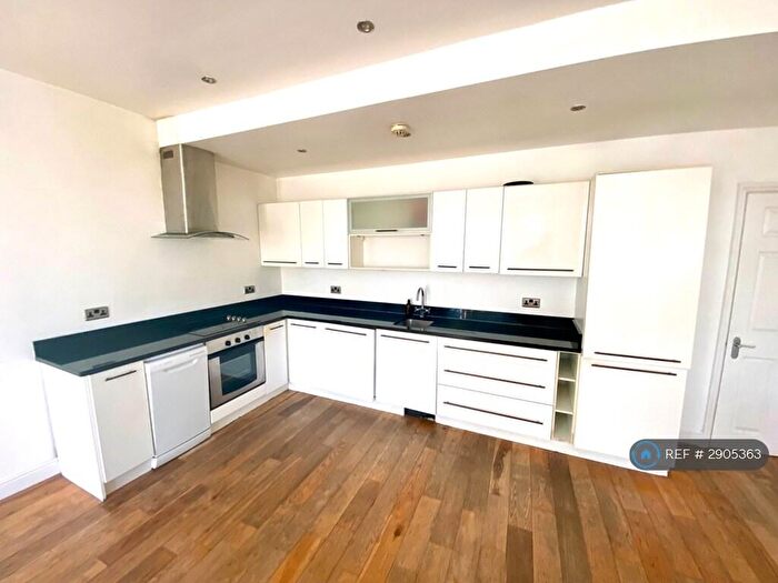 2 Bedroom Flat To Rent In The Broadway, Woodford Green, IG8