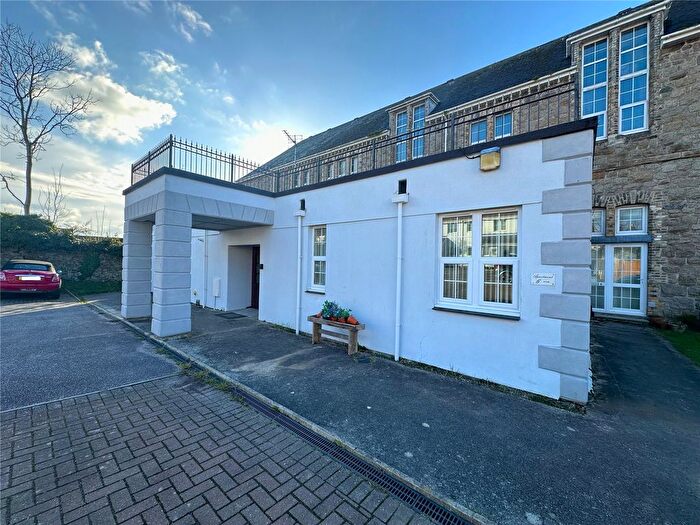 3 Bedroom Flat To Rent In Drinnan Court, St Austell, PL25