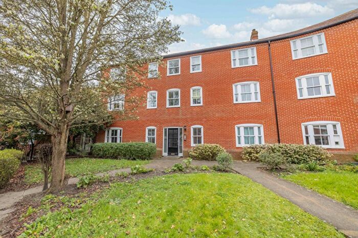 2 Bedroom Flat For Sale In Station Road West, Canterbury, Kent, CT2