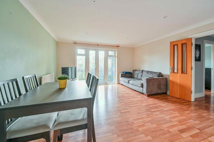3 Bedroom Flat To Rent In Rubens Place, Brixton, London, SW4