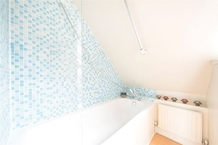 1 Bedroom Flat For Sale In Balham High Road, London, SW17
