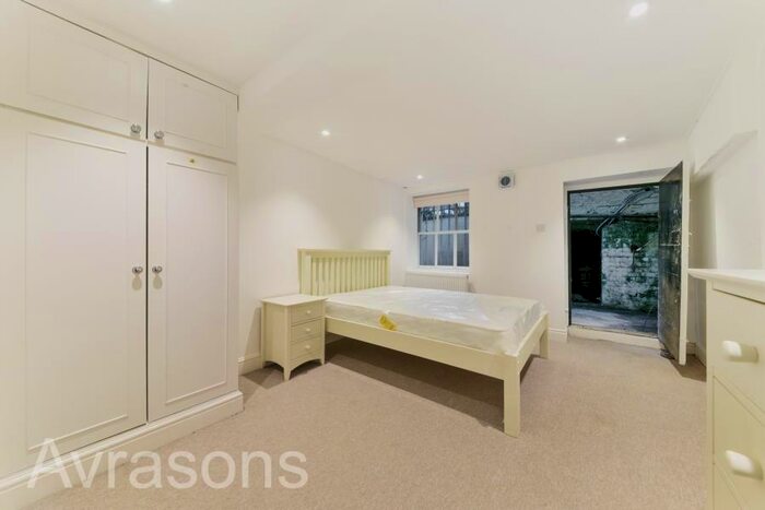 3 Bedroom Flat To Rent In Kennington Road, Kennington, SE11