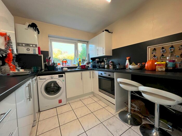 3 Bedroom Flat To Rent In Woolford Close, Winchester, SO22