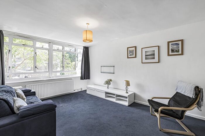 Studio For Sale In Churchill Gardens, Pimlico, London, SW1V