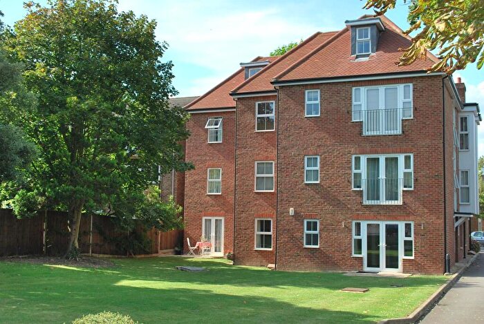 1 Bedroom Flat To Rent In Lovelace Gardens, KT6