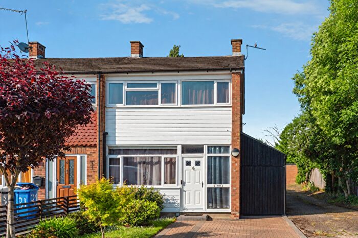 3 Bedroom End Of Terrace House For Sale In Kingsway, Camberley, GU17