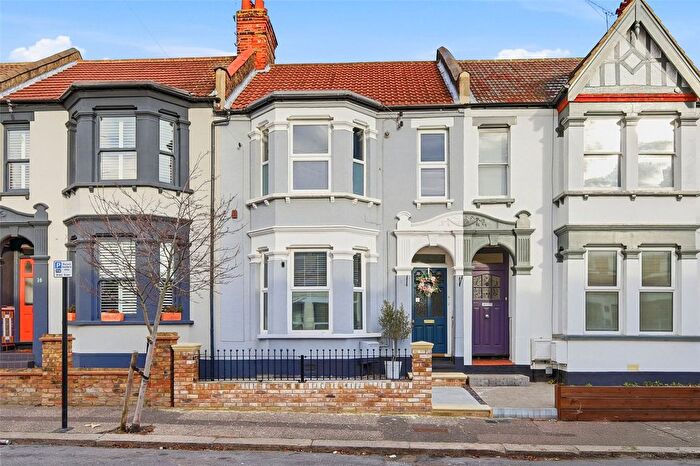 2 Bedroom Flat For Sale In Hermitage Road, Westcliff-On-Sea, Essex, SS0