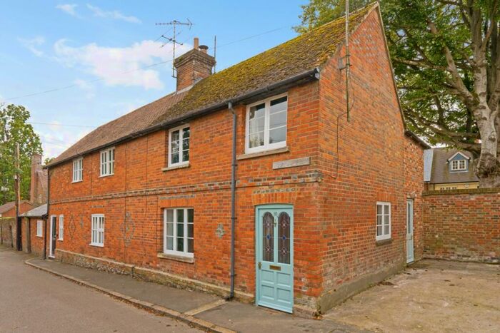 3 Bedroom End Of Terrace House To Rent In Figgins Lane High Street, SN8