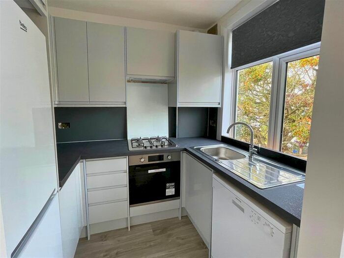 3 Bedroom Flat To Rent In Hutton Grove, North Finchley, N12