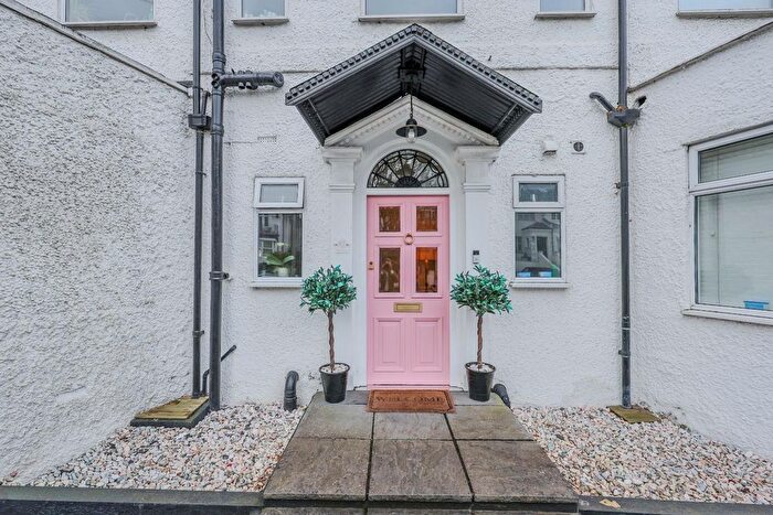 2 Bedroom Flat For Sale In Kings Road, Westcliff-On-Sea, SS0