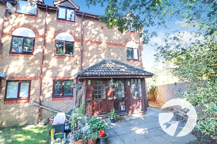 2 Bedroom Maisonette For Sale In Hawthorn Place, Erith, Kent, DA8