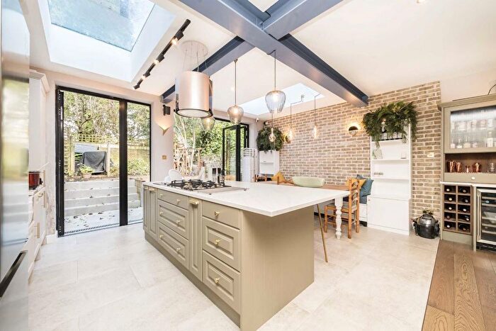 3 Bedroom Flat For Sale In Burton Road, Brondesbury Park, NW6