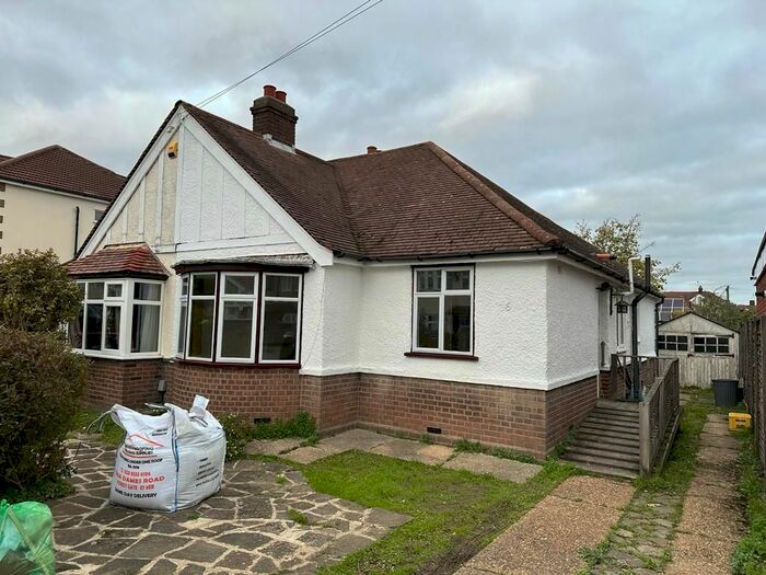 3 Bedroom Bungalow To Rent In Ryecroft Ave, Clay Hall, IG4