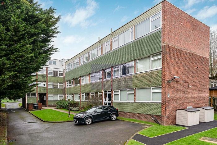 2 Bedroom Flat To Rent In Valley Court, Cavendish Avenue, Woodford Green, IG8