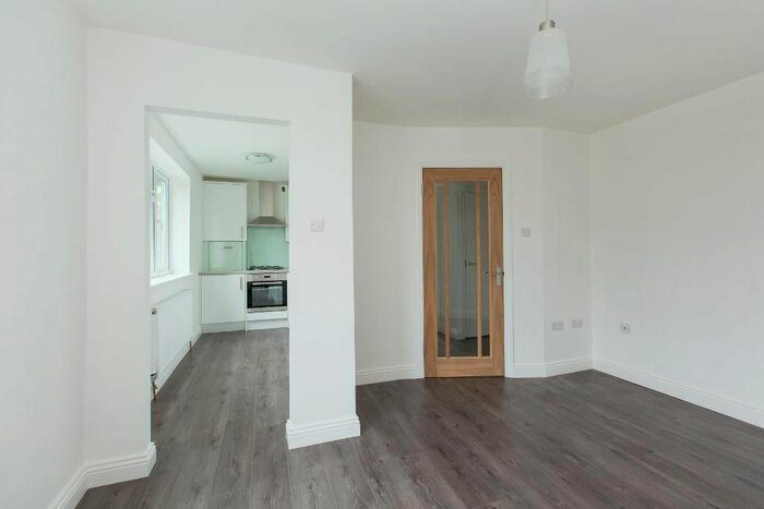 1 Bedroom Flat To Rent In Park House, Winchmore Hill Road, Winchmore Hill, London, N21