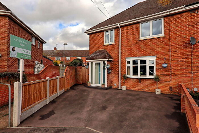 3 Bedroom Semi Detached House For Sale In Myrtle Grove, Aveley, Thurrock, RM15