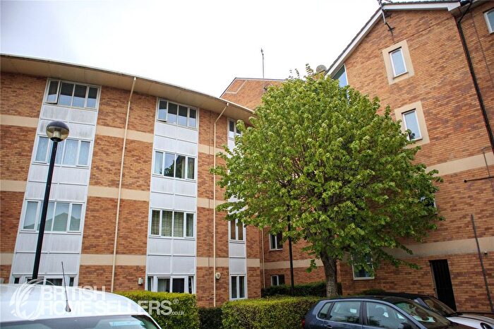 2 Bedroom Flat For Sale In Branagh Court, Reading, Berkshire, RG30