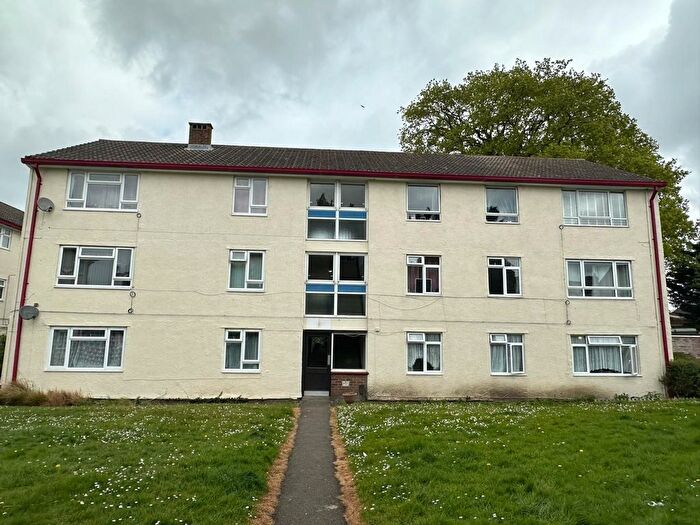 3 Bedroom Flat For Sale In Montomery Road, Farnborough, Hampshire, GU14