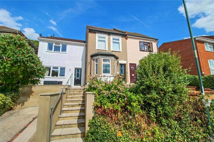 3 Bedroom Terraced House To Rent In Beacon Road, Chatham, Kent, ME5