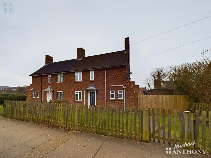 3 Bedroom Semi Detached House For Sale In Thame Road, Aylesbury, Buckinghamshire, HP21