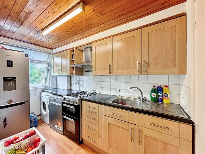 1 Bedroom Flat For Sale In Friars Wood, Pixton Way, Croydon, Surrey, CR0