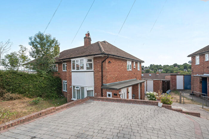 2 Bedroom Maisonette For Sale In Chiltern Avenue, High Wycombe, Buckinghamshire, HP12