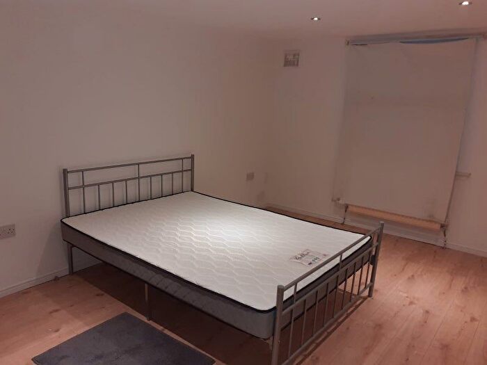 3 Bedroom Flat To Rent In High Road Leyton, London, E15