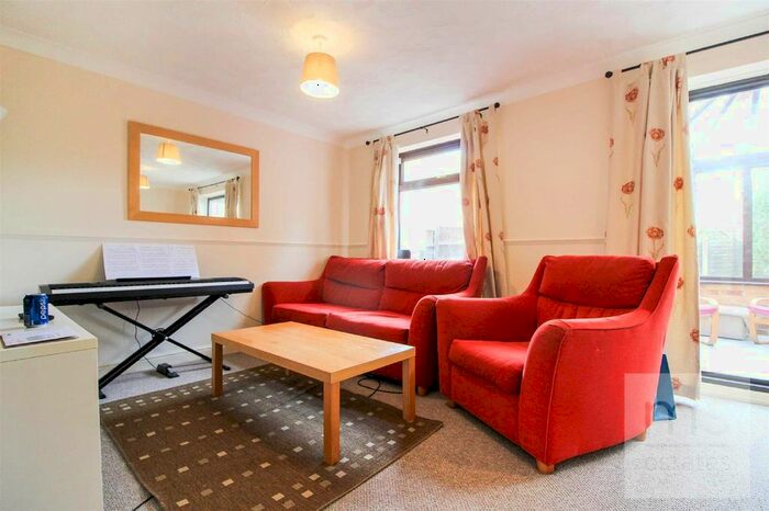 4 Bedroom Semi-Detached House To Rent In Heron Drive, Lenton, Nottingham NG7