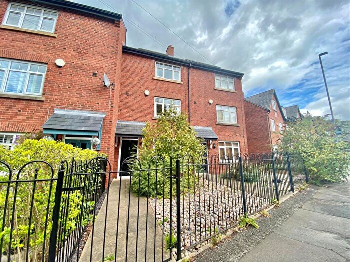 4 Bedroom House To Rent In Buxton Road, Macclesfield, SK10