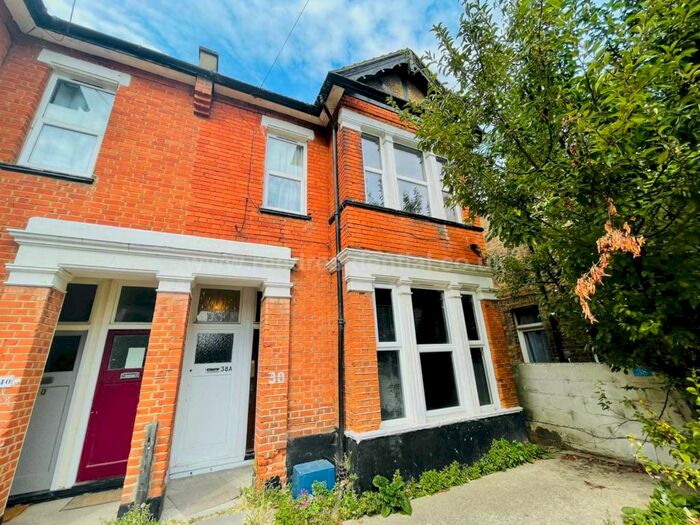 3 Bedroom Flat To Rent In Elmer Avenue, Southend On Sea, SS1