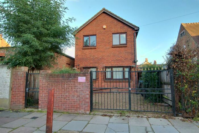 3 Bedroom Detached House To Rent In Armfield Road, Enfield, EN2