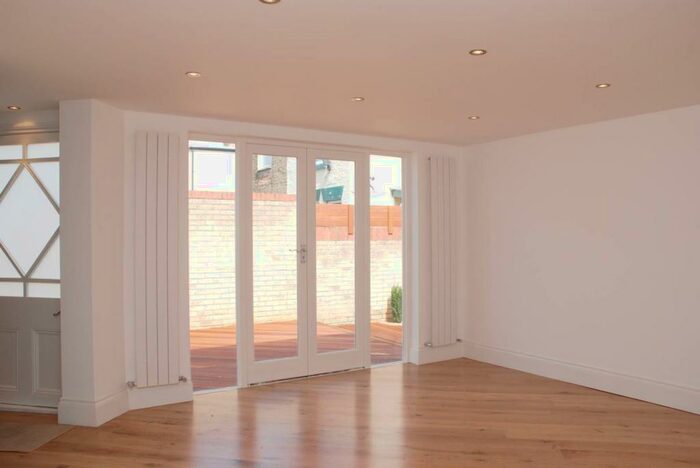 3 Bedroom House To Rent In Wightman Road, Harringay, London, N8