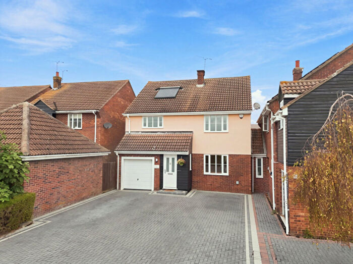 4 Bedroom Detached House For Sale In Lambourne Hall Road, Rochford, SS4