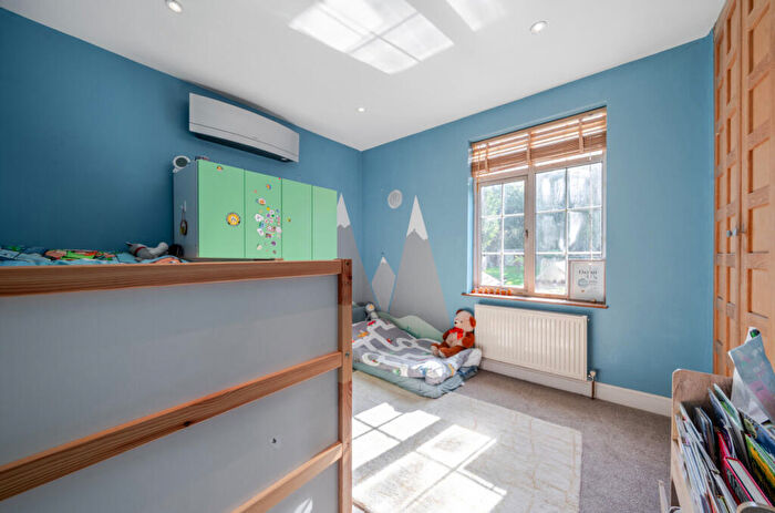 3 Bedroom End Of Terrace House For Sale In London Road, Bagshot, Surrey, GU19