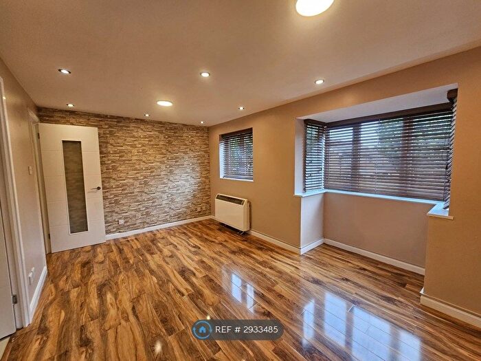 2 Bedroom Flat To Rent In Falcon Way, London, NW9