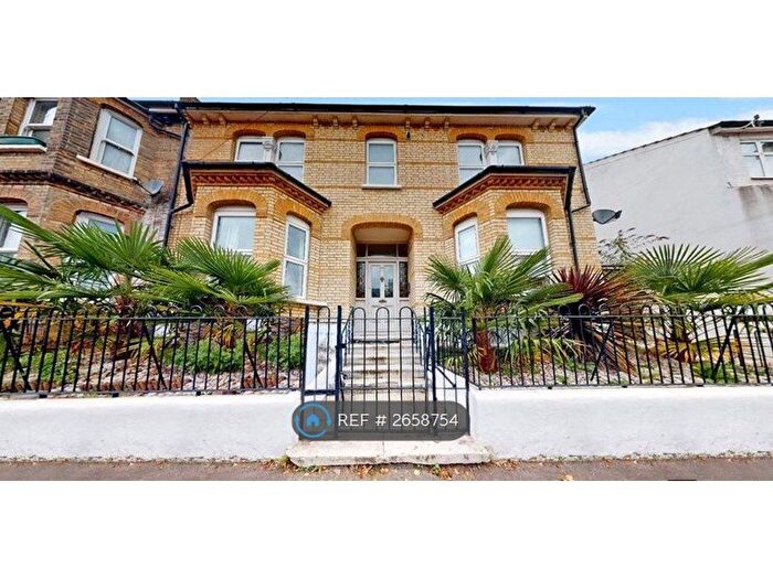 3 Bedroom Flat To Rent In Crystal Palace, London, SE19