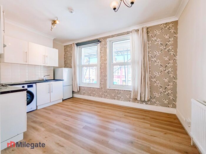 1 Bedroom Flat To Rent In Central Avenue, Southend-On-Sea, SS2