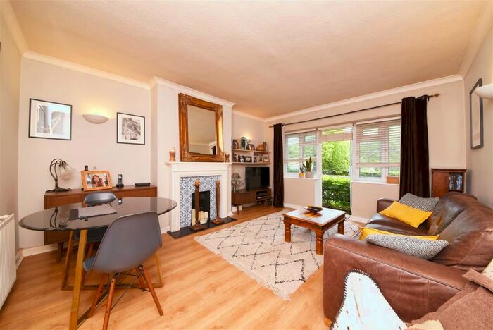 2 Bedroom Flat To Rent In Linksview, East Finchley, N2