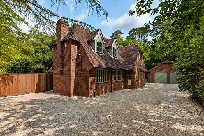 5 Bedroom Detached House For Sale In St. Neots Road, Eversley, RG27