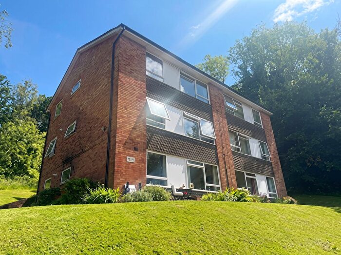 2 Bedroom Flat To Rent In Hillside Road, Whyteleafe, CR3