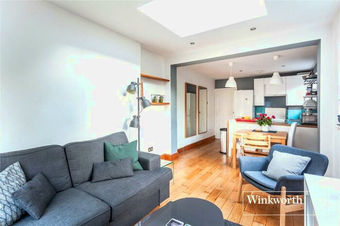 2 Bedroom Apartment To Rent In Squires Lane, Finchley, London, N3