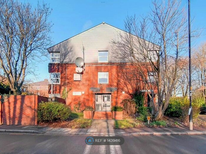 2 Bedroom Flat To Rent In Weld Place, London, N11
